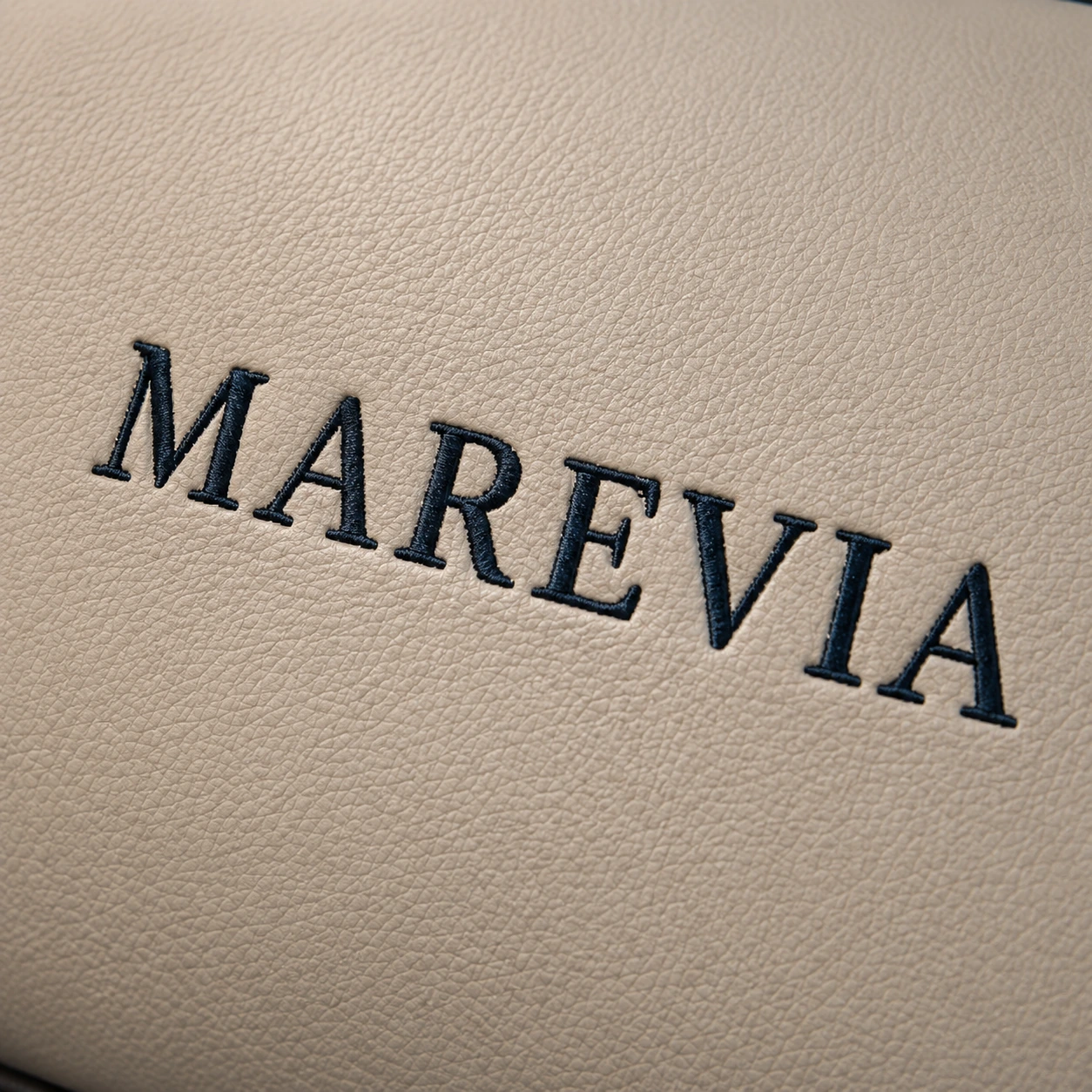 Broderie du nom MAREVIA sur une pièce de sellerie en cuir