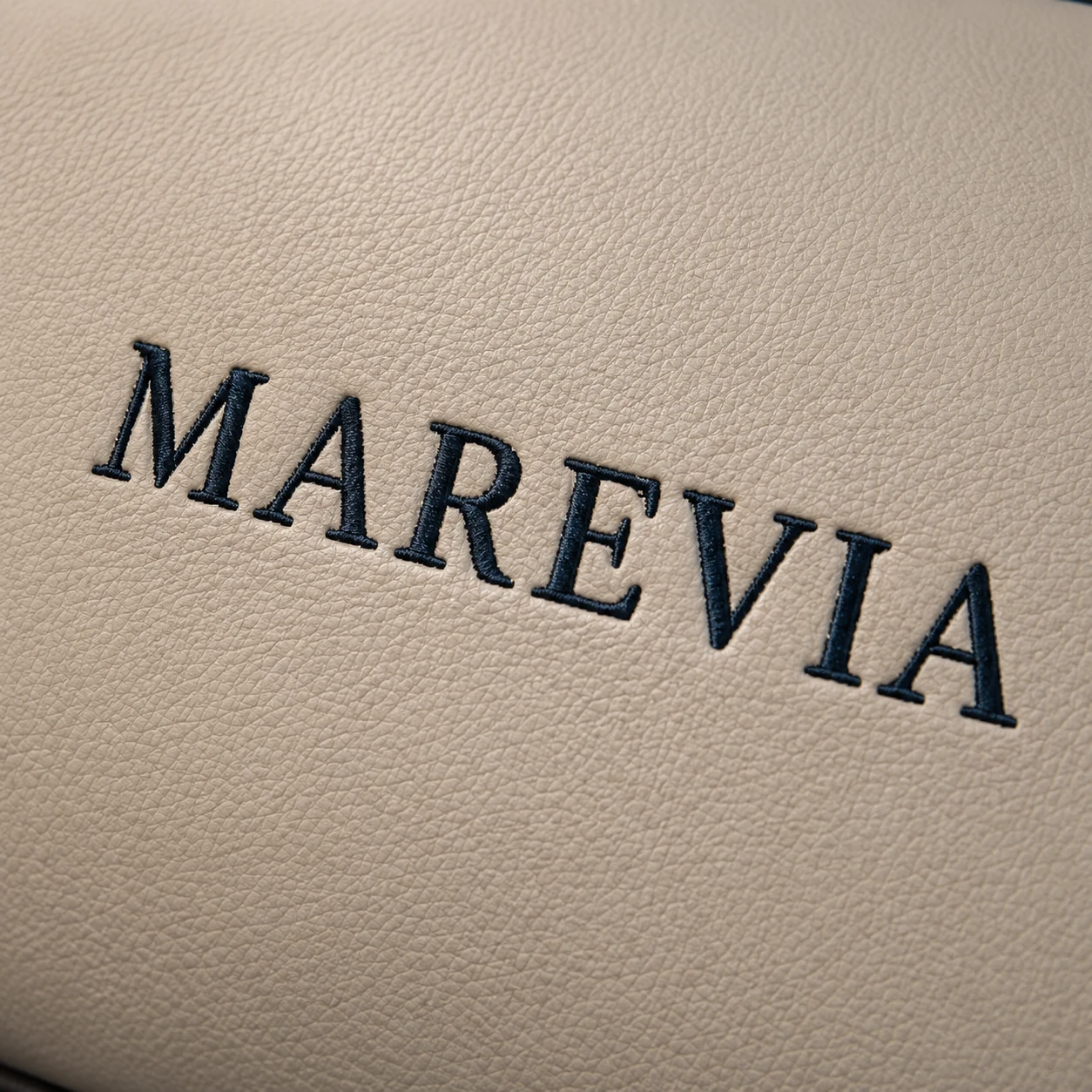 Broderie du nom MAREVIA sur une pièce de sellerie