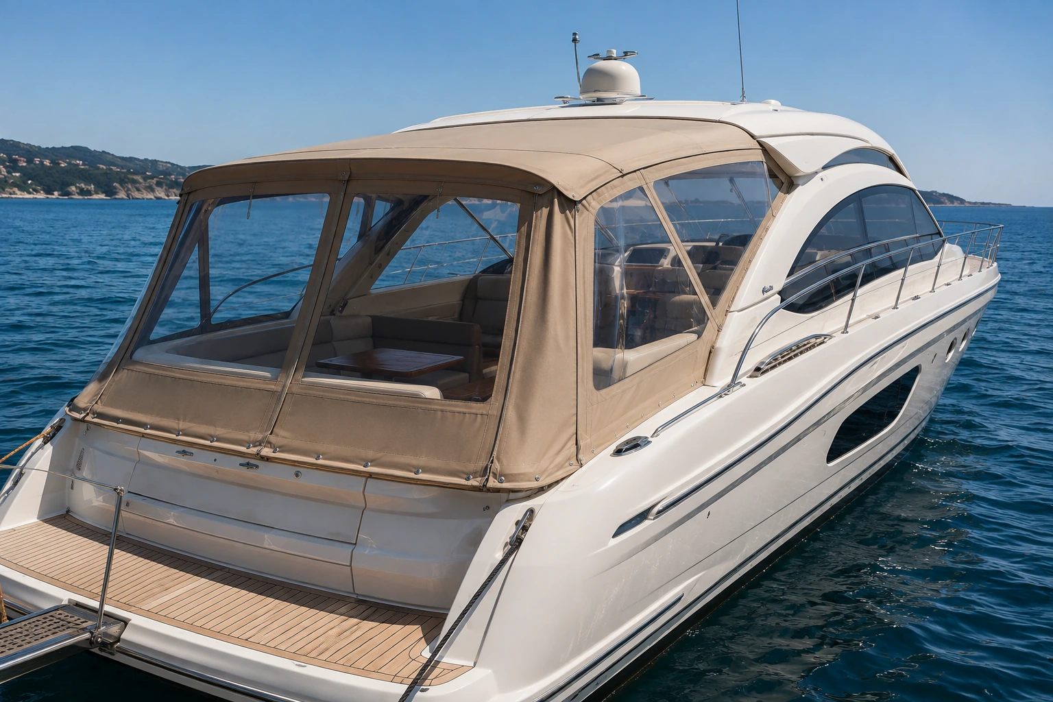 Capote de descente en toile beige avec vitrages transparents sur un bateau à moteur