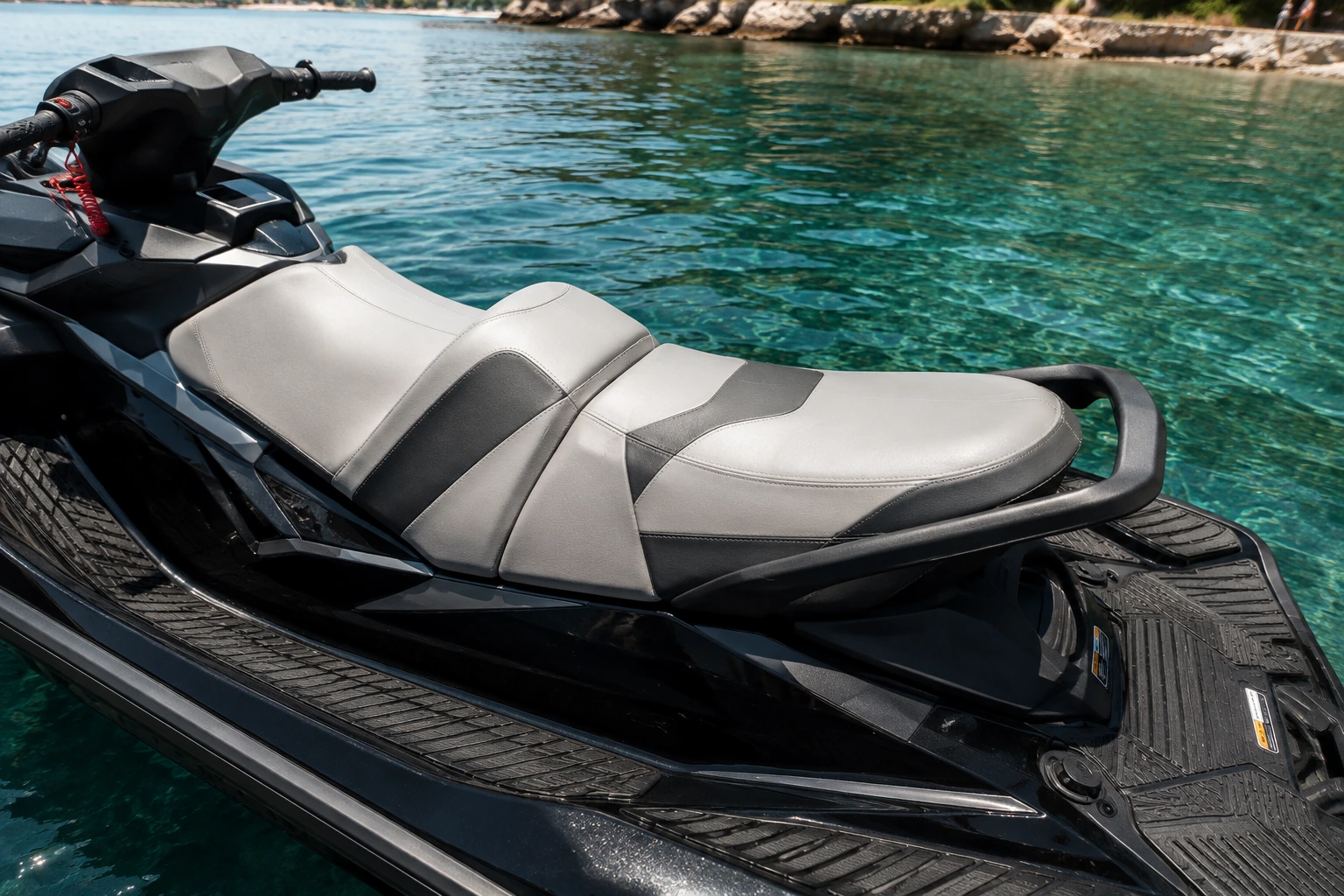 Gros plan sur une selle de scooter des mers rénovée sur mesure
