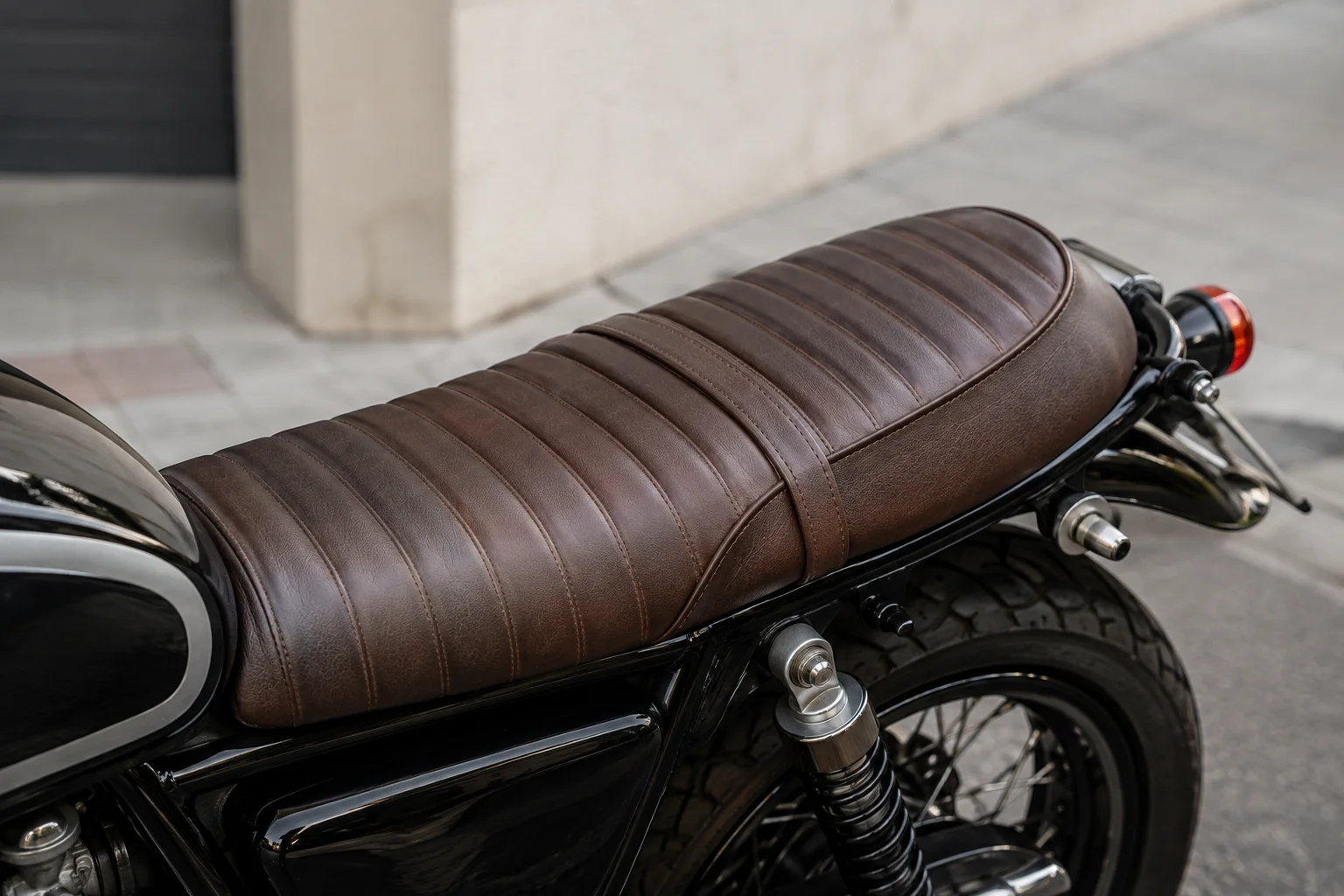 Selle de moto en cuir brun confectionnée sur mesure